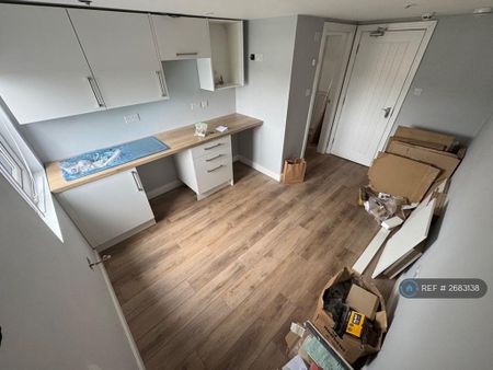 1 bedroom in a house share to rent - Photo 5