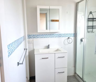 🏖️ Charming Beachfront Home for Rent –Beachmere - Photo 4