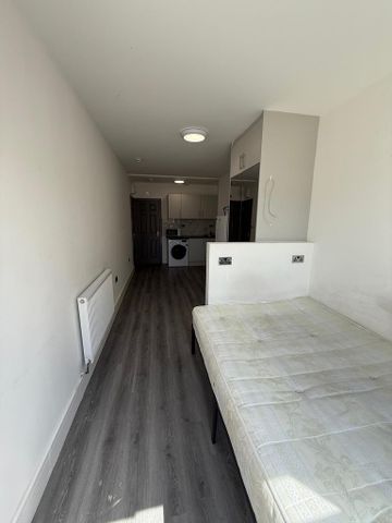 1 bedroom in a house share to rent - Photo 3