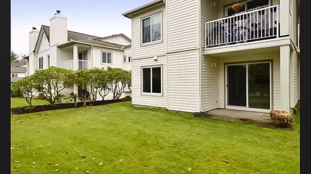 Ocean Park Village – Spacious 2 Bed Ground Floor End Unit With Modern Updates - Photo 3