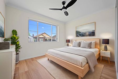 Renovated & Light Filled Three Bedroom Abode - Photo 3