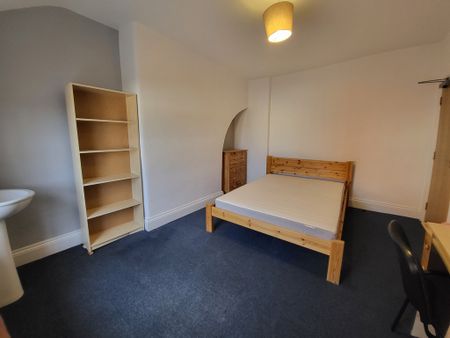 7 Bed Student Accommodation - Photo 2