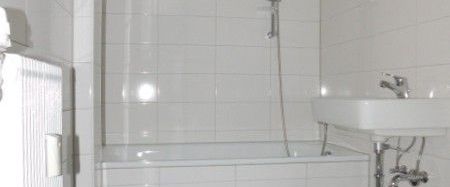 Sehr schöne 2-Zimmerwohnung im 3. OG mit Balkon und Laminat in zentraler Lage! - Photo 1