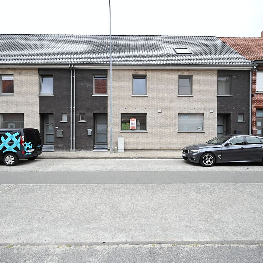 Ruime woning met 3 slaapkamers en uitweg - Photo 1