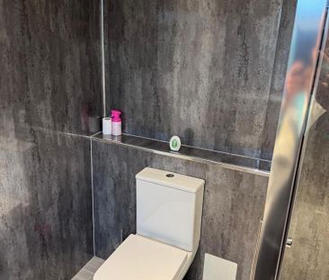 1 bedroom in a house share to rent - Photo 3