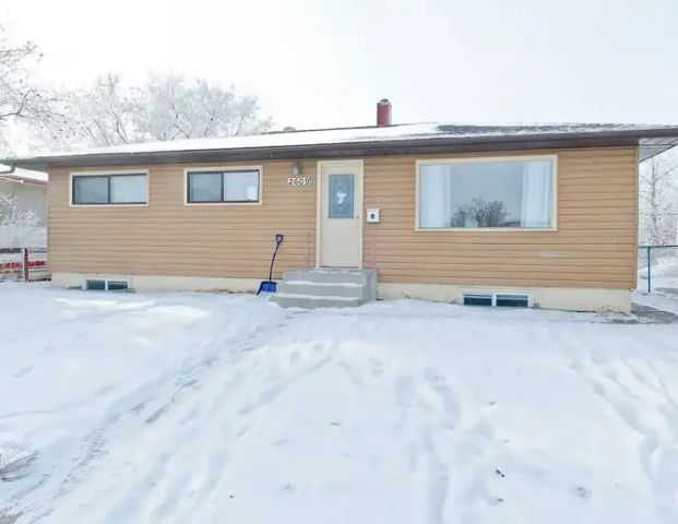 WELL MAINTAINED & RENOVATED LOWER 2 BDRM SUITE AVAILABLE! | B 2609 44 Street SE, Calgary - Photo 1