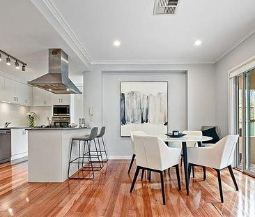 Secluded and stylish 3/4 warehouse conversion - Photo 4