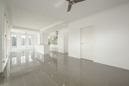 LOW MAINTENANCE HOME WITH HIGH END FINISHES & PLUNGE POOL! - Photo 3