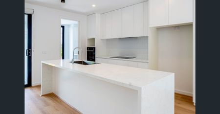 Luxury Living with Private Lift & Spectacular Views in the Heart of Doncaster - Photo 2