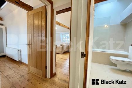 top floor conversion boasts stylish decor throughout and an abundance of light - Photo 5