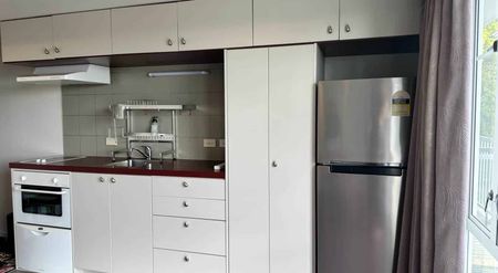 Tidy, conveniently located studio apartment in... - Photo 3