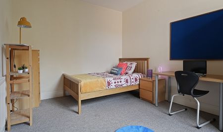 Large 6 Bedroom House on Ecclesall Road! - Photo 3