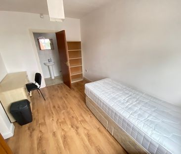 6 Bed Student Accommodation - Photo 3