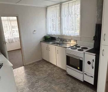 Spacious & Central Family Home - Photo 3