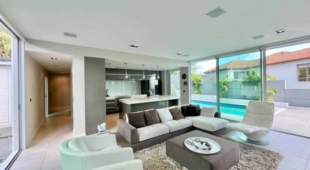 Snapper Rock Retreat with Private Pool - Photo 5