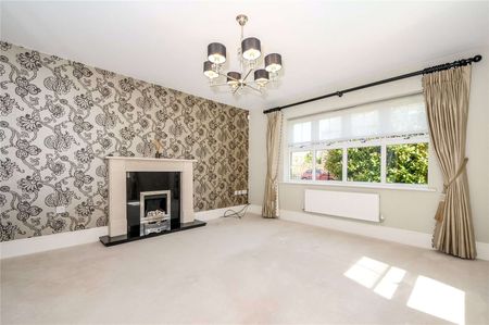 A beautifully presented five bedroom house with courtyard garden, garage and driveway - Photo 2