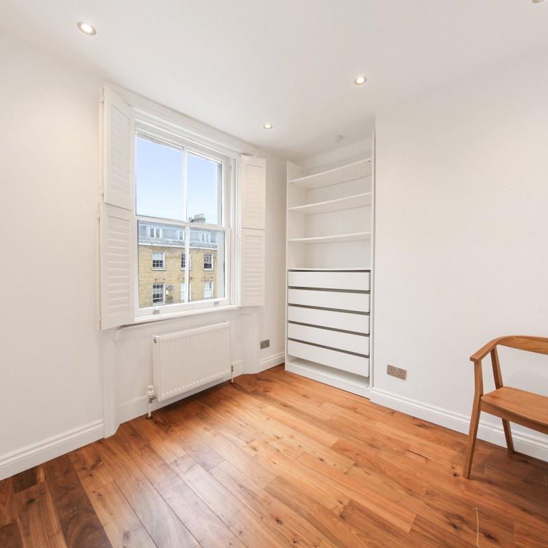 2 bedroom flat in St John's Wood - Photo 1