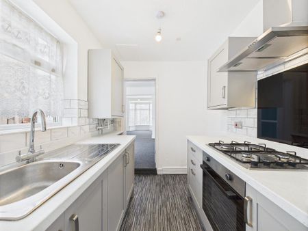 2 bedroom terraced house to rent - Photo 4