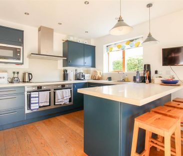 4 bedroom detached house to rent - Photo 2