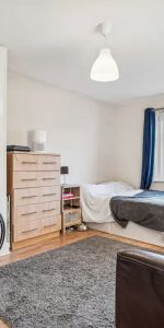 3 bedroom flat in London - Photo 3