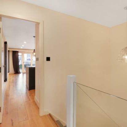 2 bedroom property to rent in London - Photo 1