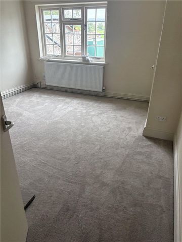 A charming, chalkstone cottage in the quiet village of Wintringham in close proximity to Malton, Scarborough and York. Middle Cottage benefits from a good sized rear garden and off street parking. Min 12 months tenancy. - Photo 3