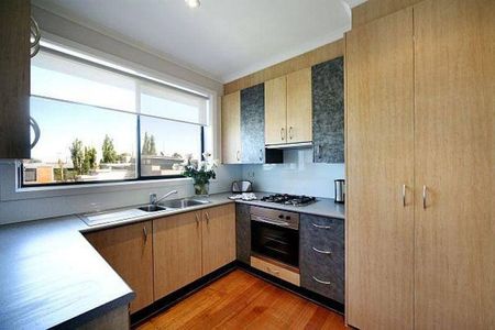 2 BEDROOM FURNISHED GROUND FLOOR APARTMENT WITH GARDEN & COURTYARD - Photo 3