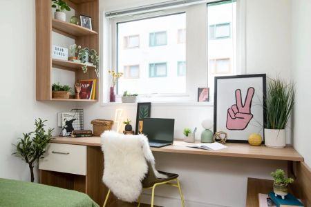 Large High Double Ensuite: Three Bed Flat - Photo 5