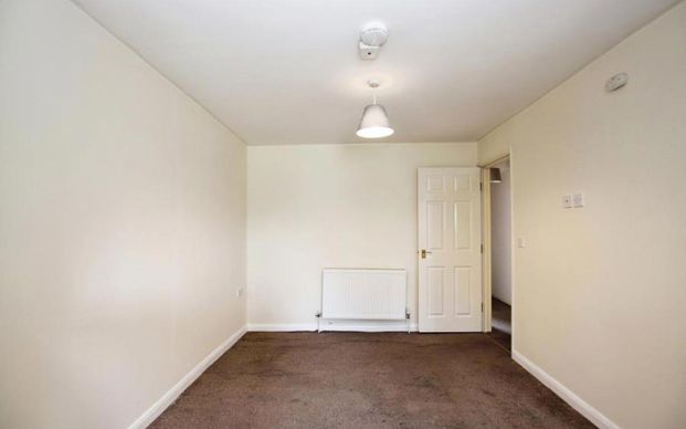 A lovely two bedroom garden flat. 6 months only! - Photo 1