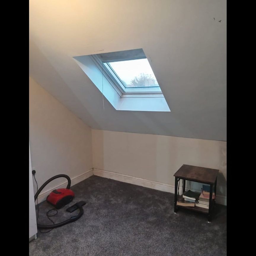 Room in a Shared House, Victoria Road, IG11 - Photo 1