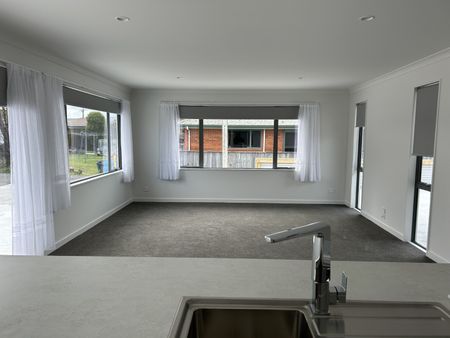 Brand new 3 bedroom townhouse available now - Photo 2