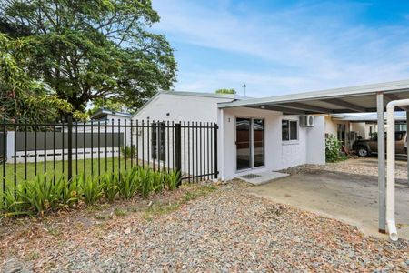 Fully Renovated - Small Office - 40m From Beach - Fenced Yard - Carport - Photo 3