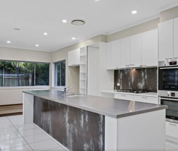 Large Family Home in a Great Street - Pool Maintenance Included! - Photo 2