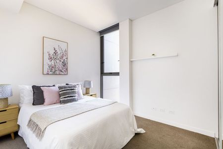 Large Premium Executive Apartment in Highly Sought-after Building - Photo 4