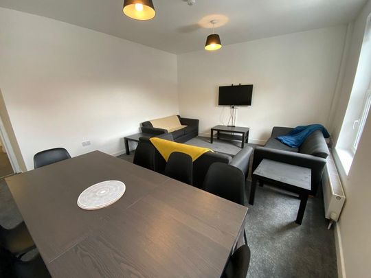 8 bedroom flat to rent - Photo 1