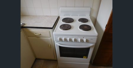 EXCELLENT LOCATION ! CORNER GARDINER AVENUE. - Photo 3