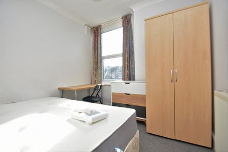 4 bedroom terraced house to rent - Photo 3