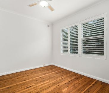 Sun-Drenched Top-Floor Apartment - Photo 1