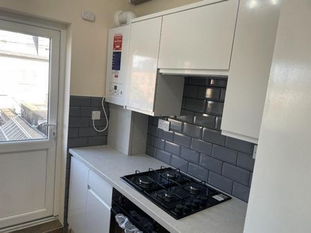 3 bedroom flat to rent - Photo 4