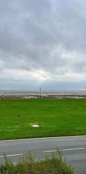 6 bedroom detached house to rent - Photo 2