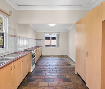 Spacious Four Bedroom Home - Photo 5