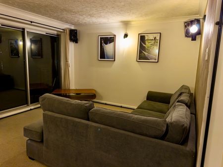 3 Bed Maisonette, Cobden Marine Court, SO17 - Photo 2