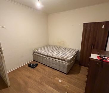 5 Bed Semi-Detached House, Burgess Road, SO17 - Photo 3