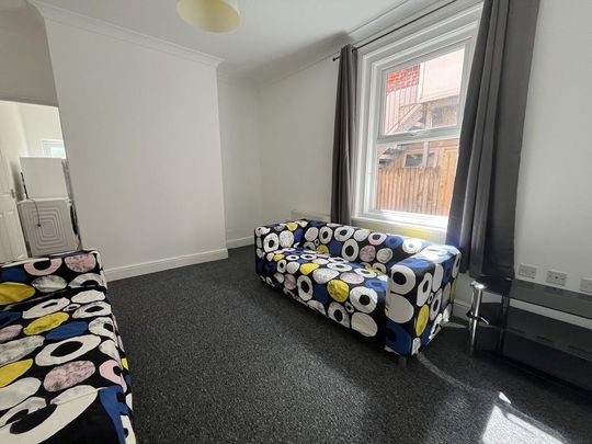 6 bedroom semi-detached house to rent - Photo 1