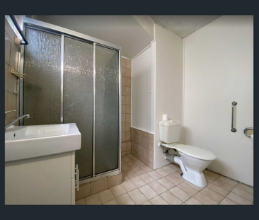 Minutes walk to Station & Shops!! - Photo 4