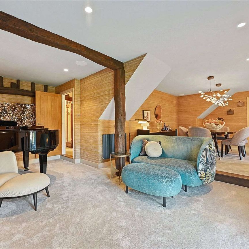 SHORT TERM LET. Stunning grade II listed detached barn in wonderful grounds of about 4 acres. - Photo 1