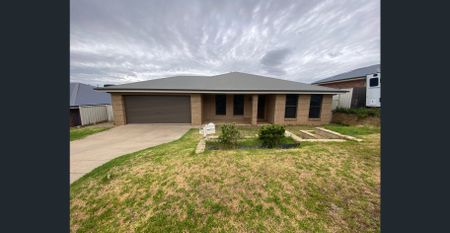 PERFECT FAMILY HOME LOCATED IN ESTELLA! - Photo 5