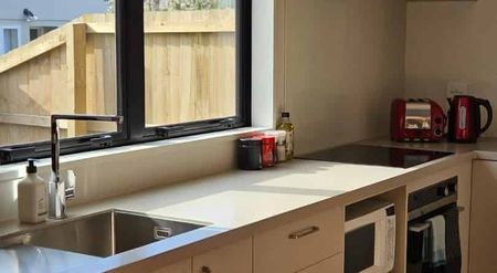 Fully Furnished Inner-City Apartment – Just Move In! - Photo 4