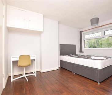 4 bedroom semi-detached house to rent - Photo 6