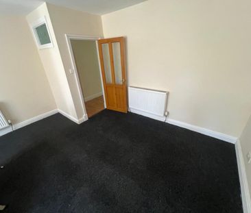 3 bedroom Flat To Let - Photo 6